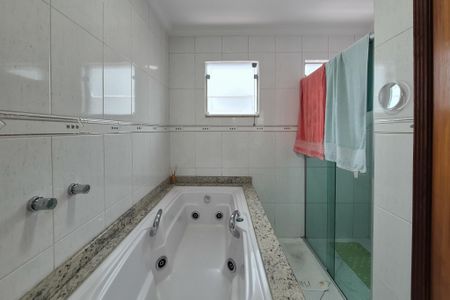 Casa à venda com 217m², 3 quartos e 5 vagasBanheiro da Suíte 1