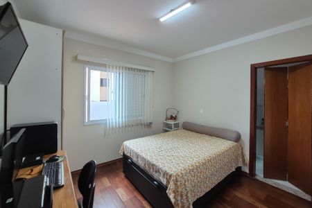 Casa à venda com 217m², 3 quartos e 5 vagasQuarto 2 ( Suíte )