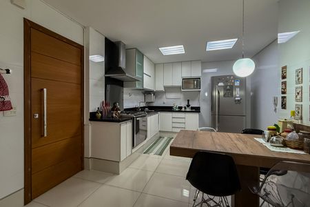 Apartamento à venda com 260m², 4 quartos e 2 vagas Apartamento à venda com 260m², 4 quartos e 2 vagasCozinha