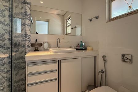 Apartamento à venda com 260m², 4 quartos e 2 vagas Apartamento à venda com 260m², 4 quartos e 2 vagasBanheiro da Suíte 1