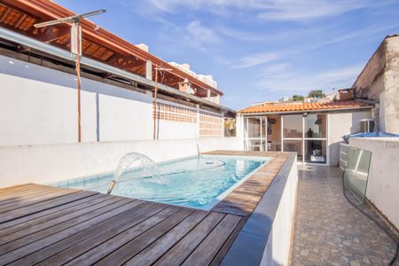Casa à venda com 310m², 3 quartos e 2 vagas Casa à venda com 310m², 3 quartos e 2 vagasPiscina