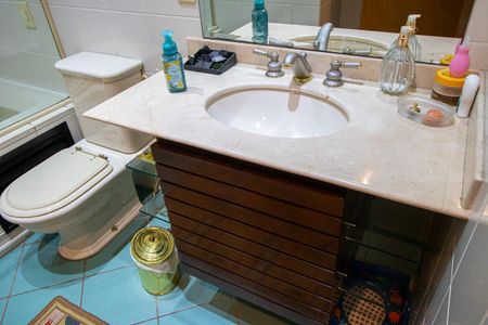 Apartamento à venda com 211m², 4 quartos e 3 vagasBanheiro social