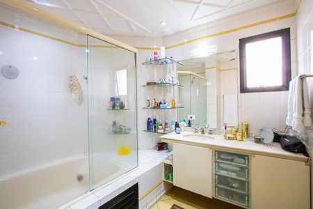 Apartamento à venda com 211m², 4 quartos e 3 vagasBanheiro da Suíte 1