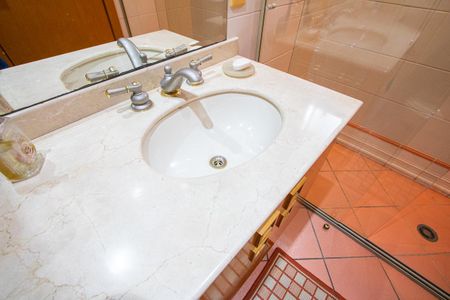 Apartamento à venda com 211m², 4 quartos e 3 vagasBanheiro da Suíte 2