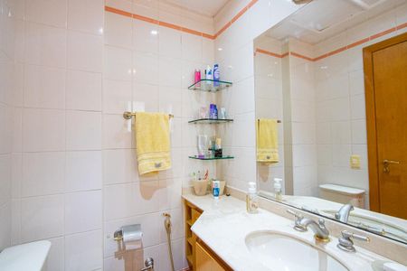 Apartamento à venda com 211m², 4 quartos e 3 vagasBanheiro da Suíte 2