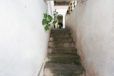 Casa à venda com 200m², 6 quartos e 2 vagas Casa à venda com 200m², 6 quartos e 2 vagasEscada / Entrada