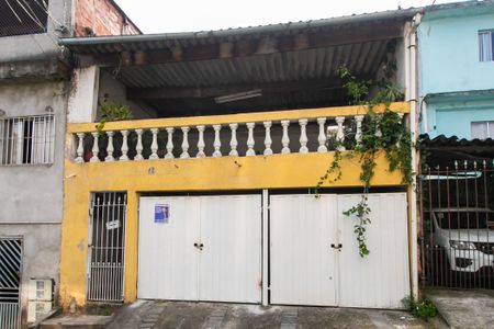 Casa à venda com 200m², 6 quartos e 2 vagas Casa à venda com 200m², 6 quartos e 2 vagasFachada
