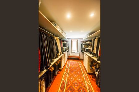 Casa à venda com 730m², 4 quartos e 6 vagasCloset da suíte