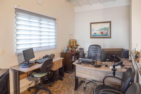 Casa à venda com 216m², 3 quartos e 4 vagas Casa à venda com 216m², 3 quartos e 4 vagasEscritório