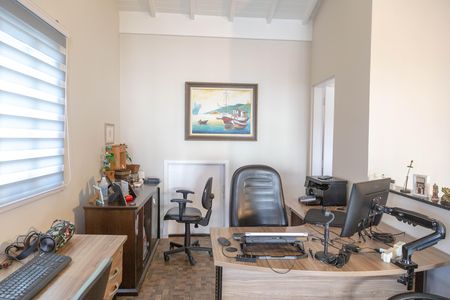 Casa à venda com 216m², 3 quartos e 4 vagas Casa à venda com 216m², 3 quartos e 4 vagasEscritório