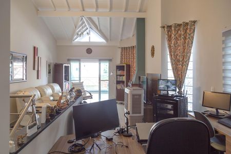 Casa à venda com 216m², 3 quartos e 4 vagas Casa à venda com 216m², 3 quartos e 4 vagasEscritório