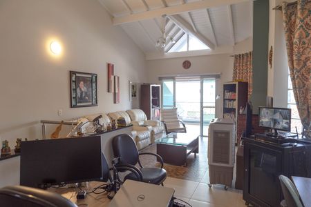 Casa à venda com 216m², 3 quartos e 4 vagas Casa à venda com 216m², 3 quartos e 4 vagasEscritório