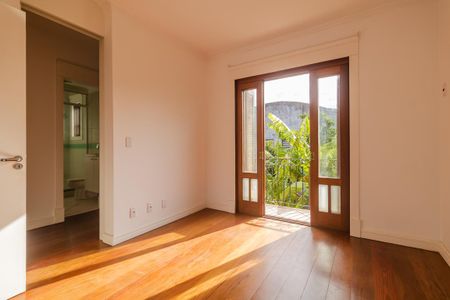 Casa à venda com 283m², 4 quartos e 4 vagas Casa à venda com 283m², 4 quartos e 4 vagasQuarto