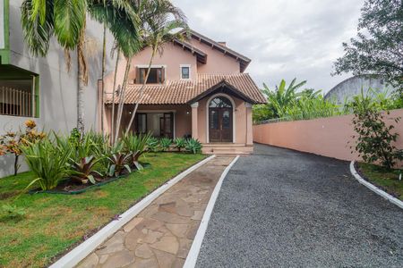 Casa à venda com 283m², 4 quartos e 4 vagas Casa à venda com 283m², 4 quartos e 4 vagasFachada