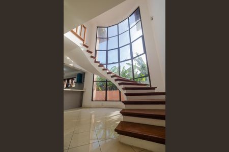 Casa à venda com 283m², 4 quartos e 4 vagas Casa à venda com 283m², 4 quartos e 4 vagasSala