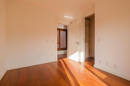 Casa à venda com 283m², 4 quartos e 4 vagas Casa à venda com 283m², 4 quartos e 4 vagasQuarto