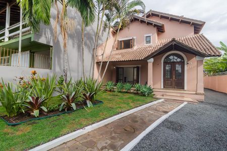 Casa à venda com 283m², 4 quartos e 4 vagas Casa à venda com 283m², 4 quartos e 4 vagasFachada