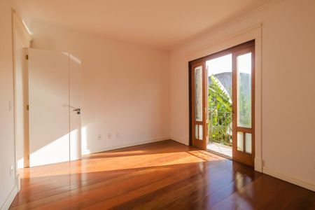 Casa à venda com 283m², 4 quartos e 4 vagas Casa à venda com 283m², 4 quartos e 4 vagasSuíte 2