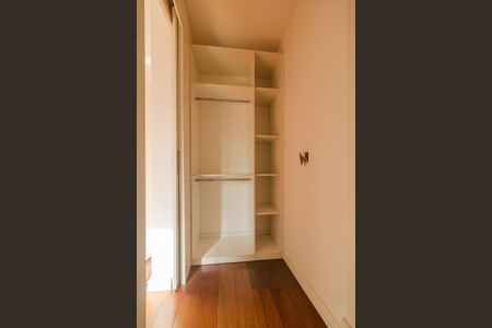 Casa à venda com 283m², 4 quartos e 4 vagas Casa à venda com 283m², 4 quartos e 4 vagasCloset do Quarto