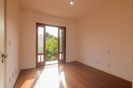 Casa à venda com 283m², 4 quartos e 4 vagas Casa à venda com 283m², 4 quartos e 4 vagasQuarto