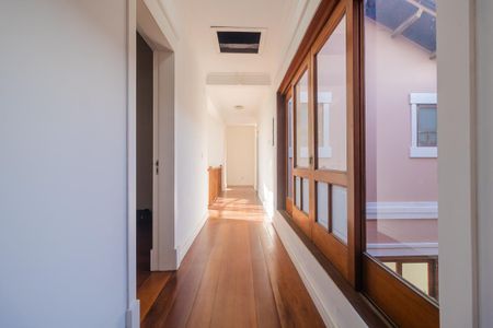 Casa à venda com 283m², 4 quartos e 4 vagas Casa à venda com 283m², 4 quartos e 4 vagasCorredor