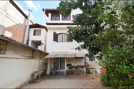 Casa à venda com 445m², 4 quartos e 3 vagas Casa à venda com 445m², 4 quartos e 3 vagasÁrea externa