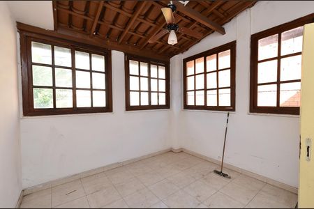 Casa à venda com 445m², 4 quartos e 3 vagas Casa à venda com 445m², 4 quartos e 3 vagasQuarto 4