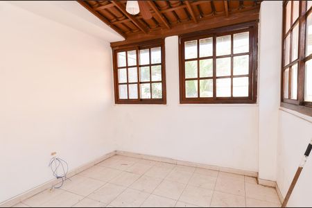 Casa à venda com 445m², 4 quartos e 3 vagas Casa à venda com 445m², 4 quartos e 3 vagasQuarto 4