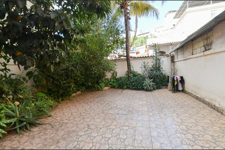 Casa à venda com 445m², 4 quartos e 3 vagas Casa à venda com 445m², 4 quartos e 3 vagasÁrea externa