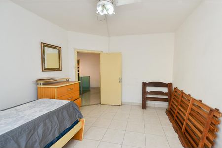 Casa à venda com 445m², 4 quartos e 3 vagas Casa à venda com 445m², 4 quartos e 3 vagasQuarto 5