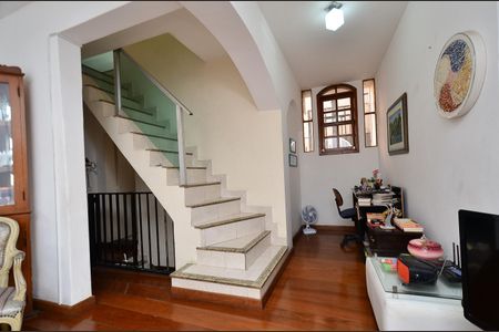 Casa à venda com 445m², 4 quartos e 3 vagas Casa à venda com 445m², 4 quartos e 3 vagasSala