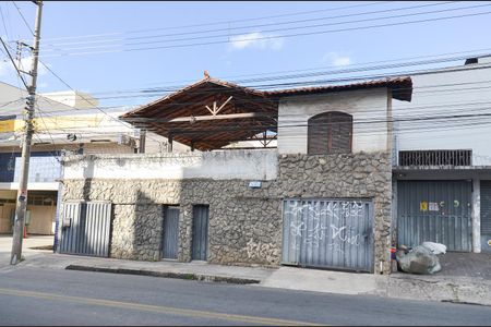 Casa à venda com 445m², 4 quartos e 3 vagas Casa à venda com 445m², 4 quartos e 3 vagasFachada