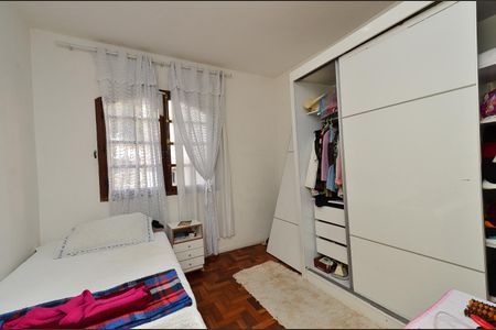 Casa à venda com 445m², 4 quartos e 3 vagas Casa à venda com 445m², 4 quartos e 3 vagasQuarto 1