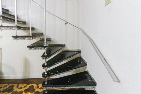 Apartamento à venda com 176m², 2 quartos e 3 vagas Apartamento à venda com 176m², 2 quartos e 3 vagasEscada