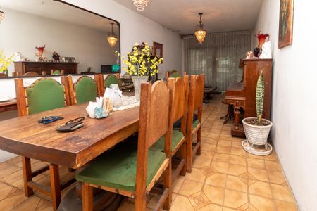 Casa à venda com 149m², 2 quartos e 2 vagas Casa à venda com 149m², 2 quartos e 2 vagasSala