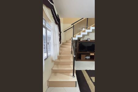 Casa à venda com 225m², 3 quartos e 4 vagas Casa à venda com 225m², 3 quartos e 4 vagasEscada