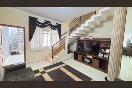 Casa à venda com 225m², 3 quartos e 4 vagas Casa à venda com 225m², 3 quartos e 4 vagasSala