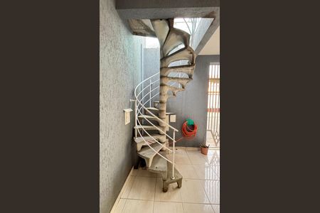 Casa à venda com 225m², 3 quartos e 4 vagas Casa à venda com 225m², 3 quartos e 4 vagasEscada