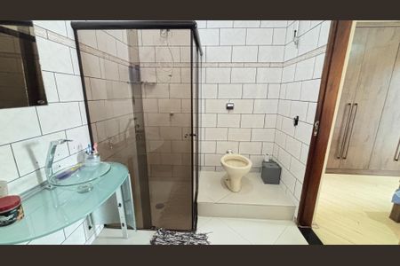 Casa à venda com 225m², 3 quartos e 4 vagas Casa à venda com 225m², 3 quartos e 4 vagasBanheiro da Suíte