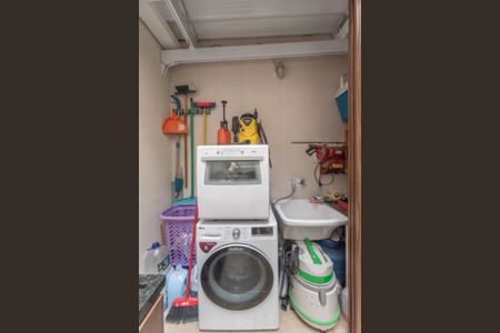 Casa à venda com 100m², 3 quartos e 2 vagas Casa à venda com 100m², 3 quartos e 2 vagasQuintal - Lavanderia