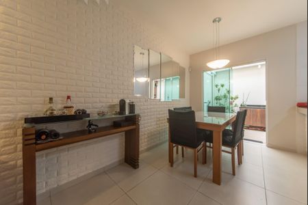 Casa à venda com 100m², 3 quartos e 2 vagas Casa à venda com 100m², 3 quartos e 2 vagasSala