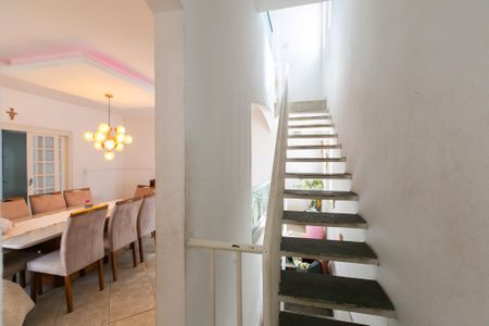 Casa para alugar com 300m², 2 quartos e sem vagaEscada