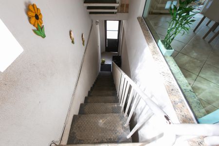Casa para alugar com 300m², 2 quartos e sem vagaEscada / Entrada