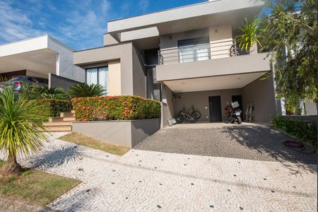 Casa de condomínio à venda com 320m², 3 quartos e 4 vagasFachada