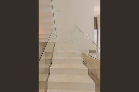 Casa de condomínio à venda com 320m², 3 quartos e 4 vagasEscada