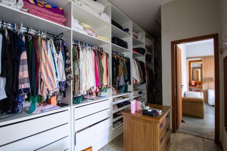 Casa para alugar com 170m², 4 quartos e 7 vagas Casa para alugar com 170m², 4 quartos e 7 vagasCloset da Suite 1