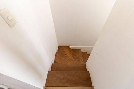 Casa de condomínio à venda com 240m², 3 quartos e 3 vagasEscada para os Quartos