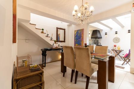 Casa de condomínio à venda com 240m², 3 quartos e 3 vagasSala