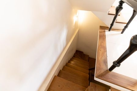 Casa de condomínio à venda com 240m², 3 quartos e 3 vagasEscada para os Quartos