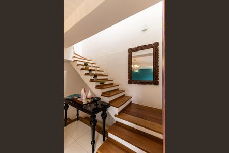 Casa de condomínio à venda com 240m², 3 quartos e 3 vagasEscada para os Quartos